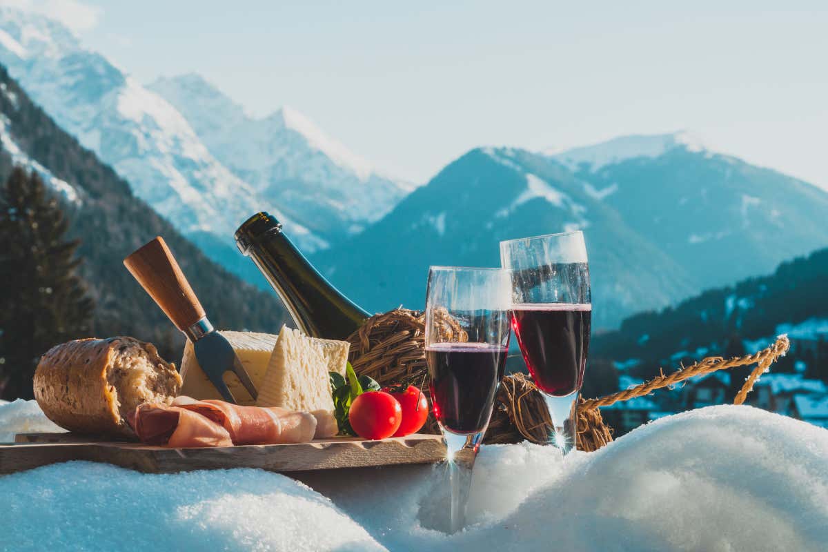 Vacanze sulla neve: si scelgono le montagne italiane, con sfumature enogastronomiche